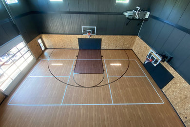 Klassischer Fitnessraum mit Indoor-Sportplatz