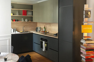 Design ideas for a small contemporary kitchen in Paris.