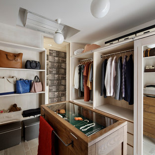 他の地域のモダンスタイルのおしゃれなウォークインクローゼット (オープンシェルフ、ベージュのキャビネット、ベージュの床) の写真