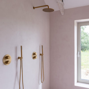 Idéer för ett mellanstort lantligt badrum med dusch, med en dubbeldusch, rosa väggar och rosa golv