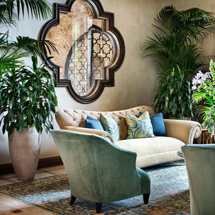 Geräumiges, Repräsentatives, Fernseherloses, Abgetrenntes Mediterranes Wohnzimmer mit Gaskamin und Kaminsims aus Stein in Houston