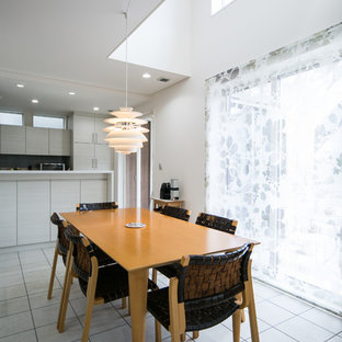 名古屋の中サイズのモダンスタイルのLDKの画像 (トラバーチンの床、白い壁、暖炉なし、白い床)