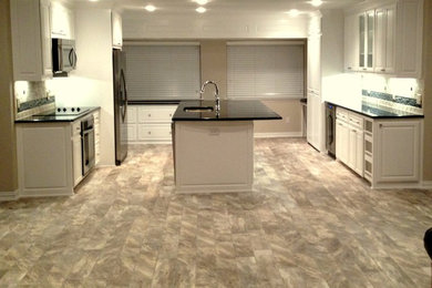 Kitchen - modern kitchen idea in Dallas