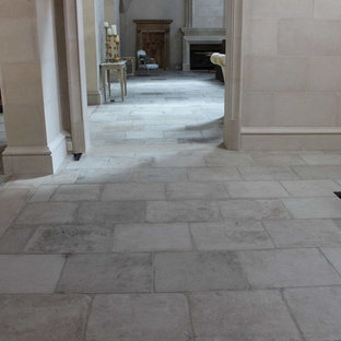 Geräumiges, Repräsentatives, Offenes Mediterranes Wohnzimmer mit beiger Wandfarbe, Kamin, Kaminsims aus Stein und Multimediawand in Sonstige