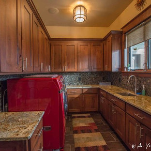 他の地域の中サイズのラスティックスタイルのおしゃれな洗濯室 (アンダーカウンターシンク、シェーカースタイル扉のキャビネット、濃色木目調キャビネット、御影石カウンター、ベージュの壁、スレートの床、左右配置の洗濯機・乾燥機) の写真