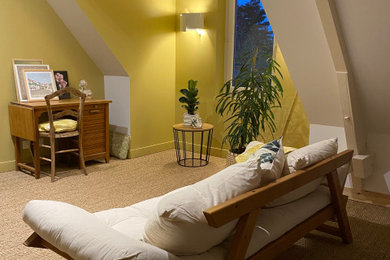 Cette photo montre une chambre tendance.