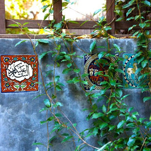 Kleiner, Schattiger Eklektischer Garten hinter dem Haus mit Wasserspiel und Natursteinplatten in New York