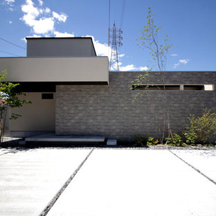 他の地域のモダンスタイルのおしゃれな家の外観 (グレーの外壁、陸屋根) の写真