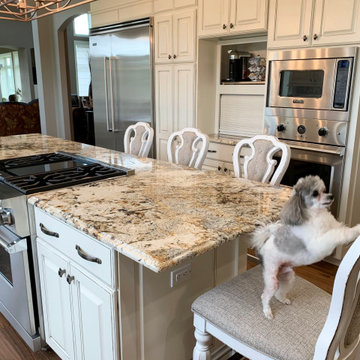 LeClaire Iowa Traditional Kitchen With Viking Appliances