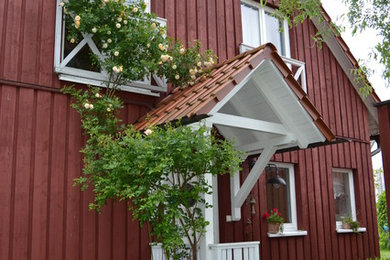 Großes, Zweistöckiges Country Haus mit roter Fassadenfarbe, Satteldach und Ziegeldach in Nürnberg