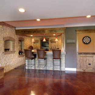 Modelo de sótano con ventanas tradicional, grande, con paredes grises, suelo de linóleo y suelo marrón