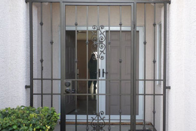 Example of a minimalist entryway design in Los Angeles