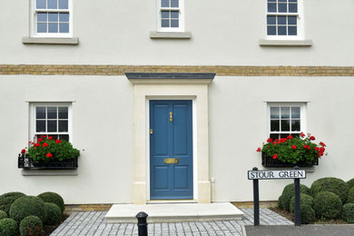他の地域にある高級な中くらいなトラディショナルスタイルのおしゃれな玄関 (青いドア) の写真