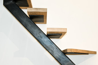 Modelo de escalera en L moderna pequeña con escalones de madera