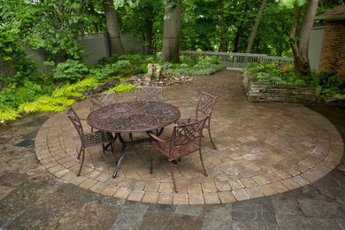 Trendy patio photo in Toronto