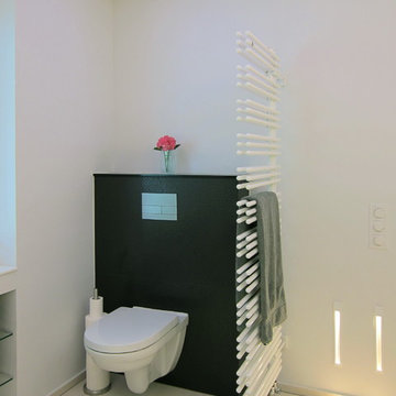 WC im Wannenbad mit Gräsern