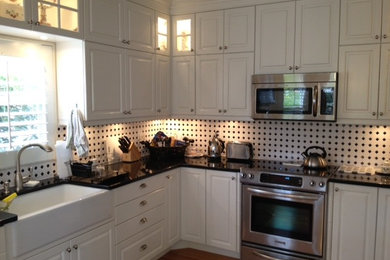 Example of a classic kitchen design in Miami