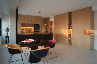 Ispirazione per un soggiorno design di medie dimensioni e aperto con pavimento in gres porcellanato