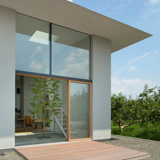 他の地域のモダンスタイルのおしゃれな裏庭のデッキ (日よけなし) の写真