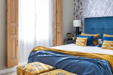 Diseño de habitación de invitados minimalista grande con paredes azules, moqueta, suelo blanco y papel pintado