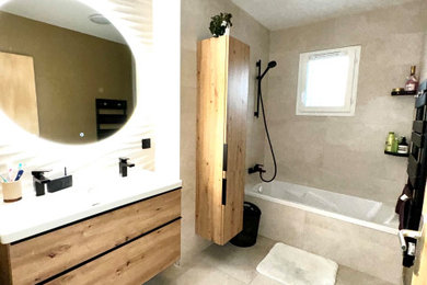 Cette photo montre une salle de bain principale et blanche et bois tendance en bois clair de taille moyenne avec un placard à porte plane, une baignoire encastrée, un combiné douche/baignoire, WC séparés, un carrelage beige, des carreaux de céramique, un mur beige, un sol en carrelage de céramique, un plan vasque, un sol beige, aucune cabine, un plan de toilette blanc, une fenêtre, meuble simple vasque et meuble-lavabo suspendu.