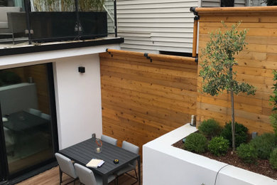 Example of a minimalist deck design in San Francisco