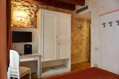 Immagine di una camera da letto tradizionale