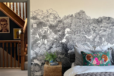 Imagen de dormitorio principal actual de tamaño medio con moqueta y papel pintado
