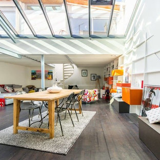 リールの広いモダンスタイルのLDKの画像 (白い壁、濃色無垢フローリング、茶色い床)