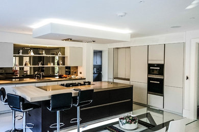Foto di una grande cucina minimalista