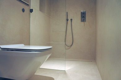 Foto de cuarto de baño principal mediterráneo pequeño con armarios tipo mueble, ducha abierta, suelo de cemento, suelo beige y ducha con puerta con bisagras