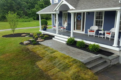 Inspiration for a mid-sized traditional full sun front yard landscaping in Boston.