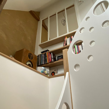 Une chambre d'enfant dans des combles atypique avec son drôle d'escalier