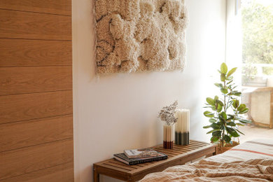 Cette image montre une chambre parentale blanche et bois nordique en bois de taille moyenne avec un mur beige, un sol en carrelage de céramique et un sol gris.