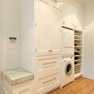 Imagen de lavadero clásico con lavadora y secadora apiladas