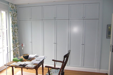 Klassisches Arbeitszimmer mit braunem Holzboden, freistehendem Schreibtisch und braunem Boden in Hamburg