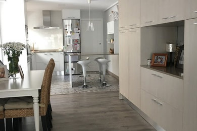Imagen de cocinas en L minimalista pequeña abierta
