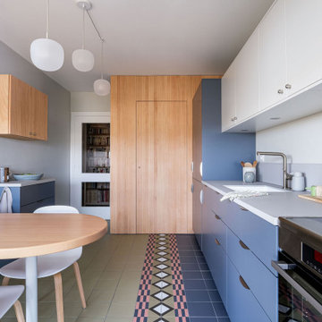 Une cuisine moderne et colorée