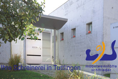 Mittelgroße Industrial Haustür mit grauer Wandfarbe, Einzeltür und weißer Haustür in Stuttgart