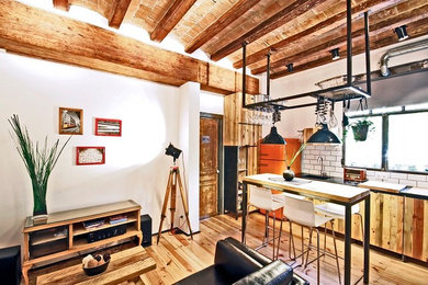 Example of a tuscan living room design in Barcelona