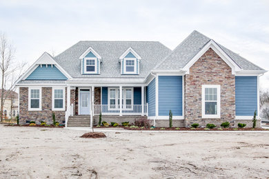 Arts and crafts home design photo in Other
