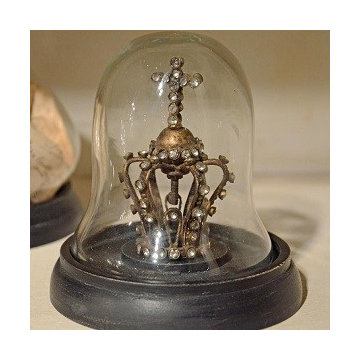 MINIATURE CROWN WITH CROSS UNDER GLASS DOME
