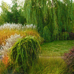 This is an example of a mid-sized transitional courtyard partial sun garden for fall in Moscow with with path and gravel.