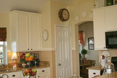 Kitchen - traditional kitchen idea in Dallas