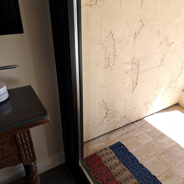 PANORAMIC DOOR WITH SCREEN ON THE LAKE