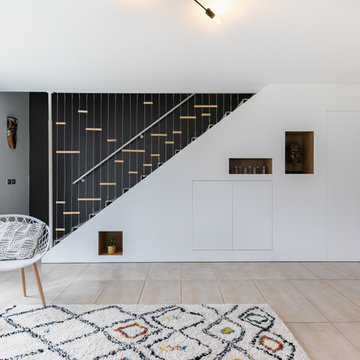Agencement sur mesure pour ce rangement sous escalier