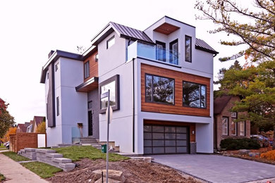Diseño de fachada de casa multicolor actual de tamaño medio de tres plantas con revestimientos combinados, tejado plano y tejado de metal