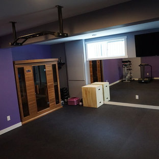 カルガリーの大きいモダンスタイルのおしゃれなトレーニングルーム (紫の壁) の写真