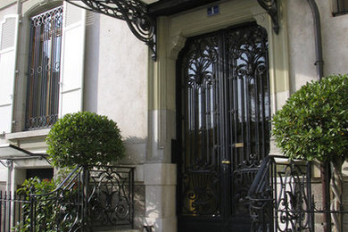 Exemple d'un porche d'entrée de maison chic.