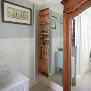 Cette photo montre une chambre parentale victorienne de taille moyenne avec un mur jaune, un sol en marbre et un sol vert.